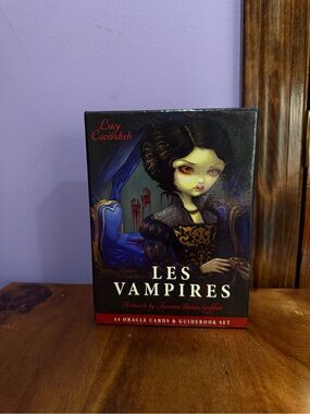 Les Vampires Oracle Cards - Black/Red Box